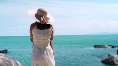 Çamaşır suyu kavramının yeniden canlandırılması. Kadınlar plaj atmosferinin tadını çıkarırken rüzgarda sallanan elbiseler ve peçeler takıyorlardı. Tatilde tek başına denizde seyahat eden bir kadın..