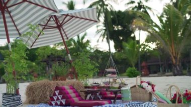 Koh Samui Tayland 'da dinlenme zamanı. Sahilde piknik. Yemek ve içecekler masada. Dinlenmek ve seyahat etmek işten kaynaklanan stresi azaltır. .