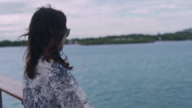 Plaj konseptinde seyahat ve dinlenme. Yolculuk rüzgarda sallandı ve sahil atmosferinin tadını çıkardı. Rahatlamak ve gün batımını seyretmek için. 