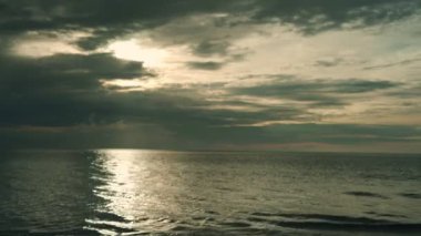 Dinlenme ve plaj konseptinde rahatlama. Kadınlar rahatlamak için ayağa kalkar ve denizde gün batımını seyrederler. Kadınlar rüzgarda savrulan elbiseler ve peçeler giyerek sahil atmosferinin tadını çıkarıyorlardı..