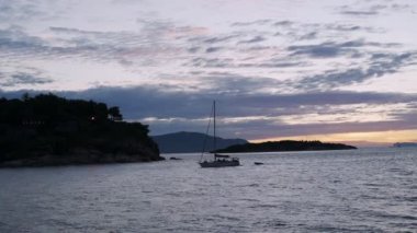 Plaj konseptinde seyahat ve dinlenme. Yolculuk rüzgarda sallandı ve sahil atmosferinin tadını çıkardı. Rahatlamak ve gün batımını seyretmek için. 