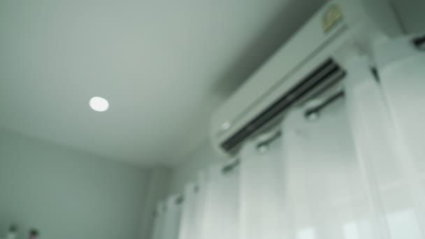 Alkalmazottak Légkondicionáló Hőmérsékletét Fokra Változtatják Hogy Energiát Takarítsanak Meg Jobb — Stock videók