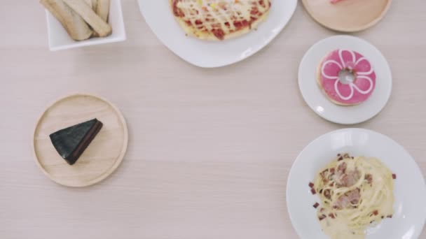 식생활의 개념을 손으로 여성들을 측정하는 것입니다 트랜스지방 케이크 스파게티는 — 비디오
