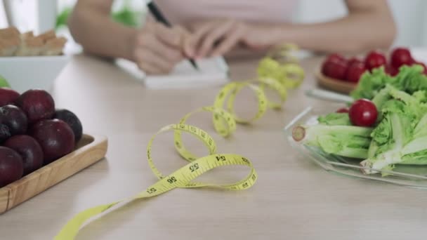 Sağlıklı Menü Planlayan Kadınlar Kadınlar Meyve Sebze Gibi Sağlıklı Yiyecekleri — Stok video