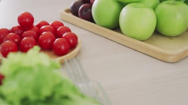 Viktminskning Och Diet Koncept Äpplen Tomater Bär Och Salladsdressing Bästa — Stockvideo