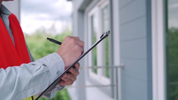エンジニアは家の最終検査を記録してる 判断の前に家の周りの検査官チェック 家庭検査官の概念 — ストック動画