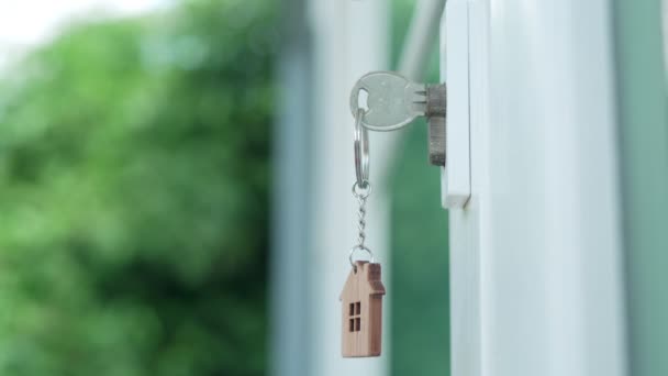 打开新房锁的钥匙插在门上了 钥匙链在风中飘扬 — 图库视频影像