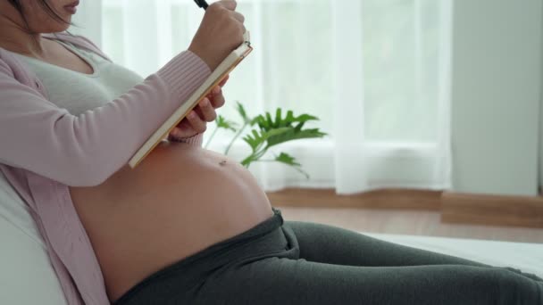 Ciężarna Kobieta Robi Znak Dniu Porodu Cesarskie Cięcie Jest Sposobem — Wideo stockowe