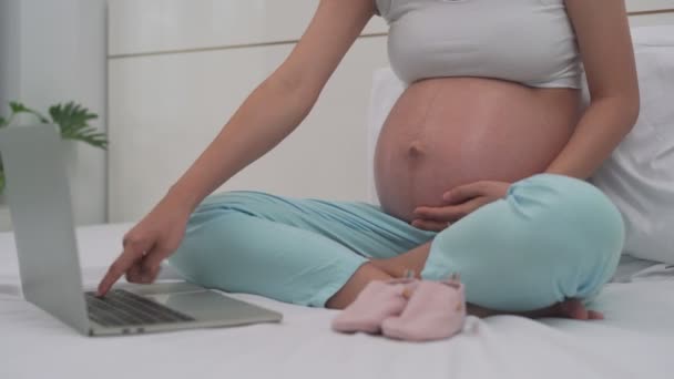 Gravid Kvinna Tar Videokonferens Med Sin Man Gravid Kvinna Vinkar — Stockvideo