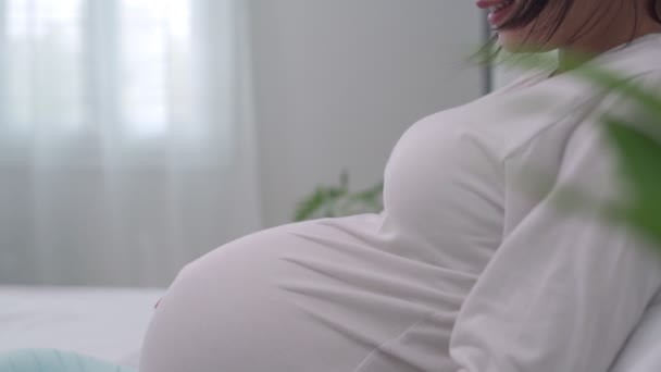 Kobiety Ciąży Delikatnie Klepią Się Brzuchu Dłońmi Kobieta Tygodniu Ciąży — Wideo stockowe