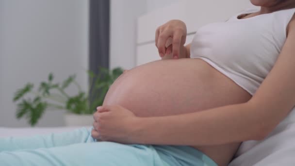 Kobiety Ciąży Chodzą Palcami Brzuchu Zabawa Pomiędzy Matkami Nienarodzonego Dziecka — Wideo stockowe