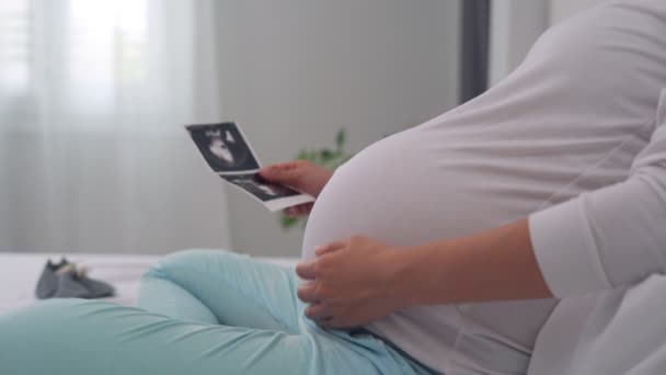 Kobieta Ciąży Bąbelkuje Delikatnie Aby Pokazać Miłość Swojego Nienarodzonego Dziecka — Wideo stockowe