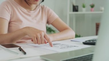  Kadın, internetten belge faturasını aldıktan sonra kredi kartı faturasını ödemek için barkod veya QR kodlarını taramak için telefon kullanıyor. Ödeme, ödeme, ödeme elektrik, dijital ödemeler para, teknoloji, tarama olmadan