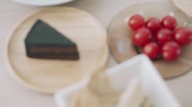 İnternet konsepti için fotoğraf çek. Kadınlar fotoğraf çekmek ve internete yüklemek için cep telefonu kullanıyorlar. Öğle yemeği iştah açıcı görünüyor..