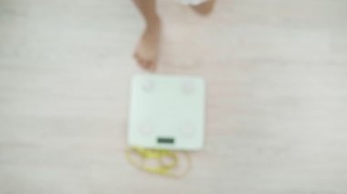 Kadınlar sağlıklı olmak için doğru yiyeceği seçiyorlar. Kadınlar oruç tutuyor. Diyet yemek ve abur cubur arasında karşılaştırma seçenekleri. ağırlık ölçümü, dijital ölçekler, kilo kaybı.