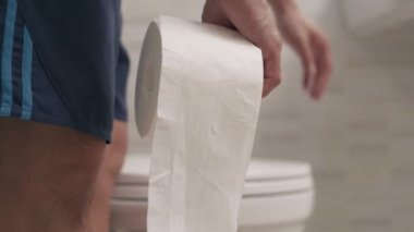 İshal ve mide sağlığı sorunu kavramı. Yetişkin bir adamın tuvalete gitmesi karın ağrısına neden olur. Adam evin içindeki banyoda ishal olmuş.. 