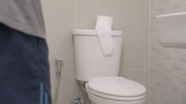 İshal ve mide sağlığı sorunu kavramı. Yetişkin bir adamın tuvalete gitmesi karın ağrısına neden olur. Adam evin içindeki banyoda ishal olmuş.. 