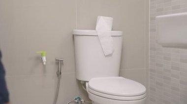 İshal ve mide sağlığı sorunu kavramı. Yetişkin bir adamın tuvalete gitmesi karın ağrısına neden olur. Adam evin içindeki banyoda ishal olmuş.. 