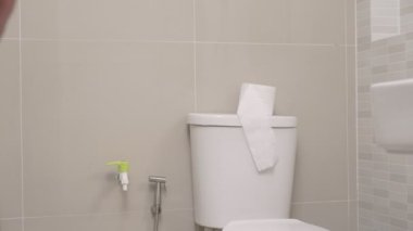 İshal ve mide sağlığı sorunu kavramı. Yetişkin bir adamın tuvalete gitmesi karın ağrısına neden olur. Adam evin içindeki banyoda ishal olmuş.. 