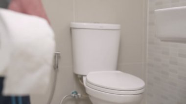 İshal ve mide sağlığı sorunu kavramı. Yetişkin bir adamın tuvalete gitmesi karın ağrısına neden olur. Adam evin içindeki banyoda ishal olmuş.. 