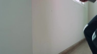 Ev teftiş acentesi konsepti. Mühendis evin son teftişini müşteriye teslim etmek için tekrar kontrol etti. Müfettiş müteahhitlerin düzeltmeleri için düzeltme noktası yazıyor..