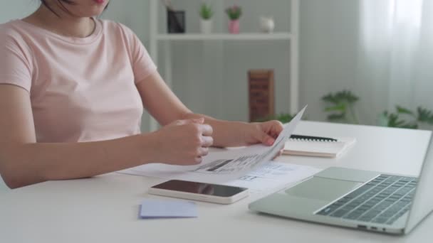 Žena Použít Telefon Pro Skenování Čárového Kódu Nebo Kódy Zaplacení — Stock video