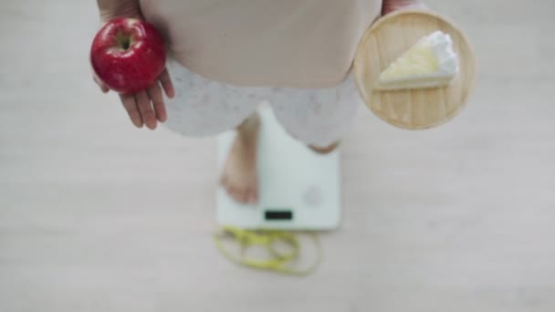 Vrouwen Kiezen Het Juiste Voedsel Voor Een Goede Gezondheid Vrouwen — Stockvideo