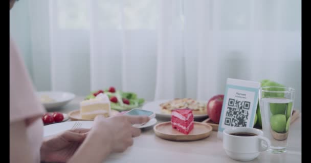 Mujer Usando Teléfono Para Escanear Código Para Seleccionar Pedido Alimentos — Vídeos de Stock
