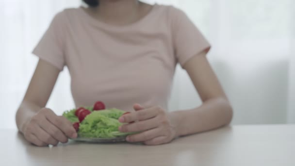 Kobiety Wybierają Odpowiednie Jedzenie Dla Dobrego Zdrowia Kobiety Poszczą Opcje — Wideo stockowe