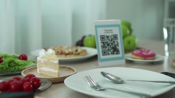 扫描在线支持社会距离 妇女使用手机扫描Qr代码来选择食品订单和支付食品费用 并用于在网上汇款 扫描在线概念 — 图库视频影像