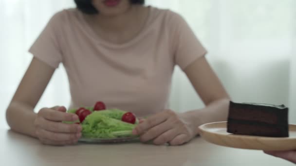 Kvinnor Väljer Rätt Mat För God Hälsa Kvinnor Fastar Jämförelsealternativ — Stockvideo