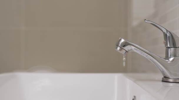 Verwenden Sie Hand Schließt Wasserhahn Das Ausschalten Des Wassers Bei — Stockvideo