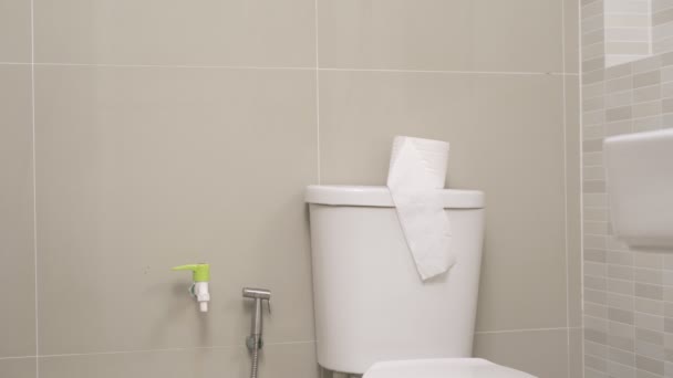 Shal Mide Sağlığı Sorunu Kavramı Yetişkin Bir Adamın Tuvalete Gitmesi — Stok video