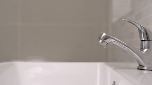 Torneira Banheiro Com Água Corrente Continua Desligar Água Para Economizar — Vídeo de Stock