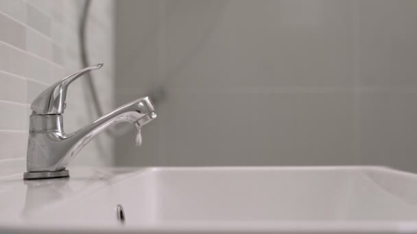 Grifo Baño Con Agua Corriente Sigue Apagando Agua Para Ahorrar — Vídeo de stock