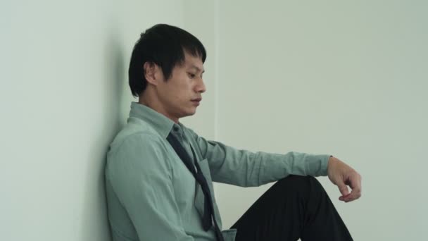 Estresado Dolor Cabeza Hombre Asiático Con Grandes Facturas Facturas Sin — Vídeos de Stock