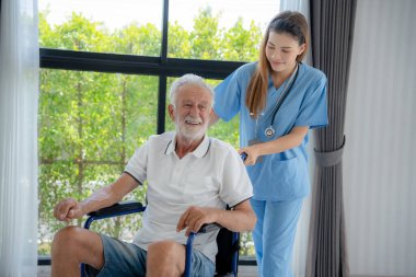 Hemşire ya da doktor, fizyoterapiden sonra beyaz bir adama tekerlekli sandalye kullanıyor. Bakıcılar destekleyici gülümseme ve bakım hastaları. Yaşlılar, huzurevi, huzurevi, engelliler, yaşlılar, Alzheimer