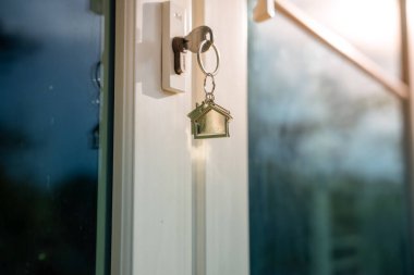 Yeni evlerin anahtarlarını, yeni sahiplerini, ev ve gayrimenkul yatırımlarını alıp satan kapıları. İpotek, kira, satın alma, satma, taşınma konsepti