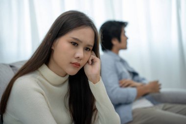 Boşanma. Kadınlar kavga ettikten sonra hayal kırıklığına uğruyor, sıkılıyor, strese giriyor, üzülüyor ve sinirleniyorlar. Çiftler boşanmayla sonuçlanan aile sorunları yaşıyorlar. Aşk sorunu.