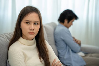 Boşanma. Kadınlar kavga ettikten sonra hayal kırıklığına uğruyor, sıkılıyor, strese giriyor, üzülüyor ve sinirleniyorlar. Çiftler boşanmayla sonuçlanan aile sorunları yaşıyorlar. Aşk sorunu.