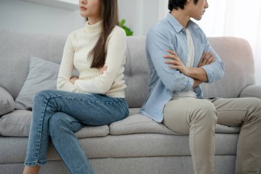 Boşanma. Asyalı çiftler evlendikten sonra çaresiz ve hayal kırıklığına uğrarlar. Karı koca kavgalar yüzünden üzgün, üzgün ve hayal kırıklığına uğramış durumdalar. Güvensizlik, aşk sorunları, ihanetler. Aile sorunu, gençlik aşkı