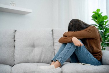 Depresyon ve akıl hastalığı. Güzel Asyalı kadın kötü haber aldıktan sonra hayal kırıklığına uğradı ve üzüldü. Stresli kızın hayattaki mutsuz sorunlarla kafası karışıyor, erkek arkadaşıyla tartışıyor..