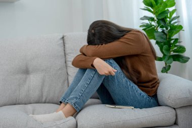 Depresyon ve akıl hastalığı. Asyalı kadın kötü haber aldıktan sonra hayal kırıklığına uğradı ve üzüldü. Stresli kızın hayattaki mutsuz sorunlarla kafası karışıyor, erkek arkadaşıyla tartışıyor.
