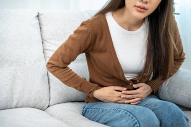 Mide ağrısı. Kadınların karın ağrısı, hazımsızlık, mide iltihabı, gastroözofageal reflü, regl sancıları, ishal, karın şişkinliği var..