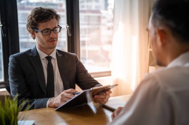 Yönetici ya da yönetici başvuru yapanlarla görüşüyor. Geçmişteki iş tecrübesi ve iş yeterliliği hakkında konuşalım. özgeçmiş ya da kişisel kayıt