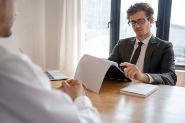 Yönetici ya da yönetici başvuru yapanlarla görüşüyor. Geçmişteki iş tecrübesi ve iş yeterliliği hakkında konuşalım. özgeçmiş ya da kişisel kayıt