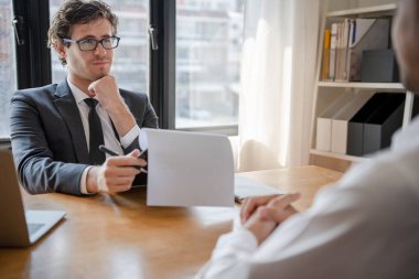 Yönetici ya da yönetici başvuru yapanlarla görüşüyor. Geçmişteki iş tecrübesi ve iş yeterliliği hakkında konuşalım. özgeçmiş ya da kişisel kayıt