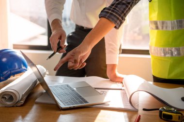 Mühendis ve inşaat ekibi liderleri birlikte çalışır. Ev tasarımlarına ve yenileme planlarına bakın. İnşaat projeleri. İpotek, kira, satın alma, satma, taşınma