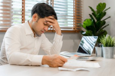 Genç iş adamları bilgisayarla çalışmaktan yorgun ve stresli. Adamın baş ağrısı, göz yorgunluğu, bulanık görme, migren, ofis sendromu sorunu var..