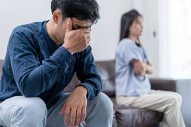 Asyalı bir adam karısıyla tartıştıktan sonra hayal kırıklığına uğrayıp üzülüyor. Asyalı çiftlerin boşanmayla sonuçlanan aile sorunları vardır. Aşk acısı ve aşk sorunu